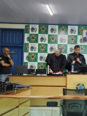 A Vara Única da Comarca de Itamarati iniciou na terça-feira (21) uma série de três julgamentos pelo Tribunal do Júri. O primeiro caso julgado (processo n.º 0000046-25.2021.8.04.4800) foi o que tem como réu Claudemires Souza da Costa, denunciado por tentar matar com um golpe de faca Tinira Kulina, crime ocorrido em 18 de julho de 2021.