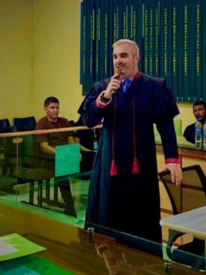 A Promotoria de Justiça de Itamarati obteve, nesta quinta-feira (23/01), a condenação de um homem a 13 anos de prisão pelo Tribunal do Júri do município. O réu foi considerado culpado por um homicídio duplamente qualificado, ocorrido em 19 de fevereiro de 2023 e motivado por vingança.