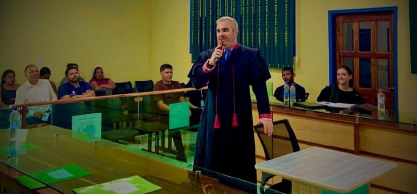 A Promotoria de Justiça de Itamarati obteve, nesta quinta-feira (23/01), a condenação de um homem a 13 anos de prisão pelo Tribunal do Júri do município. O réu foi considerado culpado por um homicídio duplamente qualificado, ocorrido em 19 de fevereiro de 2023 e motivado por vingança.