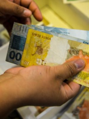 Um suposto esquema de utilização da Câmara Municipal de Itamarati para a obtenção de empréstimos fraudulentos junto à Caixa Econômica Federal foi o alvo da operação “Parlatórium”, deflagrada pelo Ministério Público do Estado do Amazonas (MPAM) na cidade, na manhã desta sexta-feira (14), com o apoio do Grupo de Atuação Especial de Combate ao Crime Organizado (Gaeco). Mandados de busca e apreensão foram cumpridos no município e em Manaus, além do pedido de afastamento de um vereador, por possível envolvimento.
