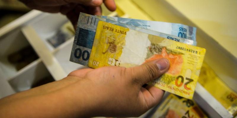 Um suposto esquema de utilização da Câmara Municipal de Itamarati para a obtenção de empréstimos fraudulentos junto à Caixa Econômica Federal foi o alvo da operação “Parlatórium”, deflagrada pelo Ministério Público do Estado do Amazonas (MPAM) na cidade, na manhã desta sexta-feira (14), com o apoio do Grupo de Atuação Especial de Combate ao Crime Organizado (Gaeco). Mandados de busca e apreensão foram cumpridos no município e em Manaus, além do pedido de afastamento de um vereador, por possível envolvimento.