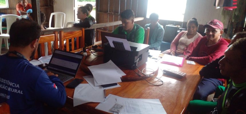 Orientações sobre regularização de documentos rurais foram prestadas a 100 agricultores familiares e extrativistas da comunidade Cantagalo, zona rural de Itamarati (985 quilômetros distante de Manaus). O trabalho informativo foi realizado pelo Instituto de Desenvolvimento Agropecuário e Florestal Sustentável do Estado do Amazonas (Idam), na segunda-feira (21).