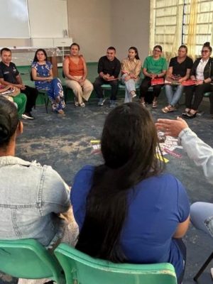 Com o objetivo de capacitar professores que atuam nas escolas do município de Itamarati, o Ministério Público do Estado do Amazonas (MPAM) promoveu a 3ª edição do curso de Formação de Facilitadores em Círculos de Construção de Paz Menos Complexos. As atividades vêm sendo ministradas desde a última segunda-feira (23/06) e seguem até sábado (28), sob a coordenação do Núcleo Permanente de Autocomposição do MP (Nupa).