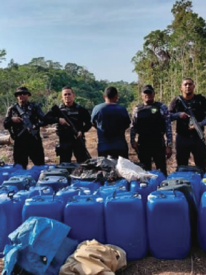 A Polícia Civil do Amazonas (PC-AM), por meio da 68ª Delegacia Interativa de Polícia (DIP) de Itamarati (a 985 quilômetros de Manaus), em ação conjunta com a Polícia Militar do Amazonas (PMAM), prendeu em flagrante, no sábado (16), Jayson Martins de Oliveira, pelos crimes de desmatamento ambiental e armazenamento irregular de combustível. A prisão aconteceu em um heliporto clandestino na zona rural do município.