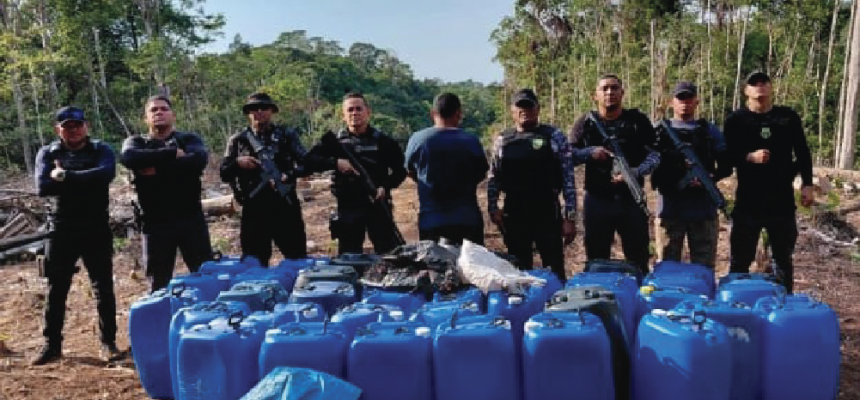 A Polícia Civil do Amazonas (PC-AM), por meio da 68ª Delegacia Interativa de Polícia (DIP) de Itamarati (a 985 quilômetros de Manaus), em ação conjunta com a Polícia Militar do Amazonas (PMAM), prendeu em flagrante, no sábado (16), Jayson Martins de Oliveira, pelos crimes de desmatamento ambiental e armazenamento irregular de combustível. A prisão aconteceu em um heliporto clandestino na zona rural do município.